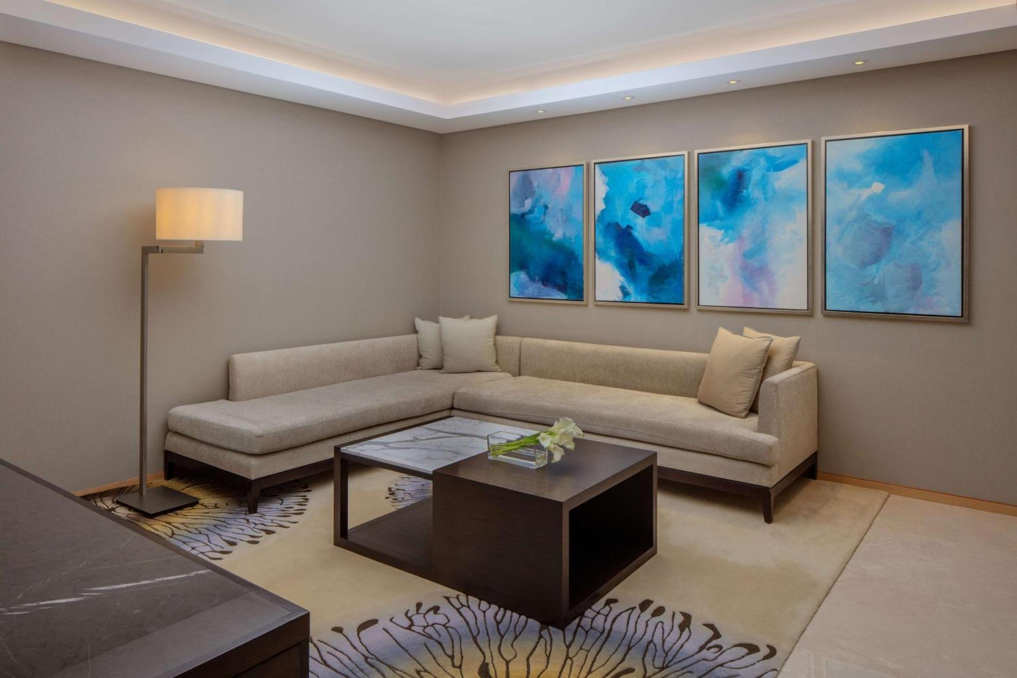 Hyatt Regency Riyadh Olaya Extérieur photo A living room at the Ritz-Carlton, DIFC