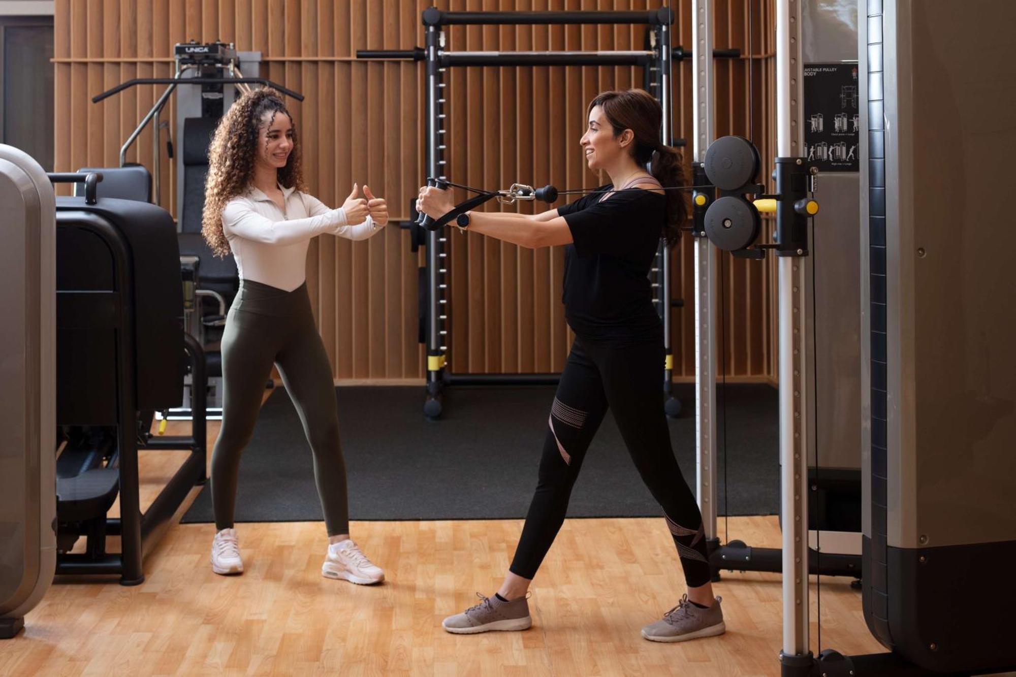 Hyatt Regency Riyadh Olaya Extérieur photo Personal trainer working with a female client