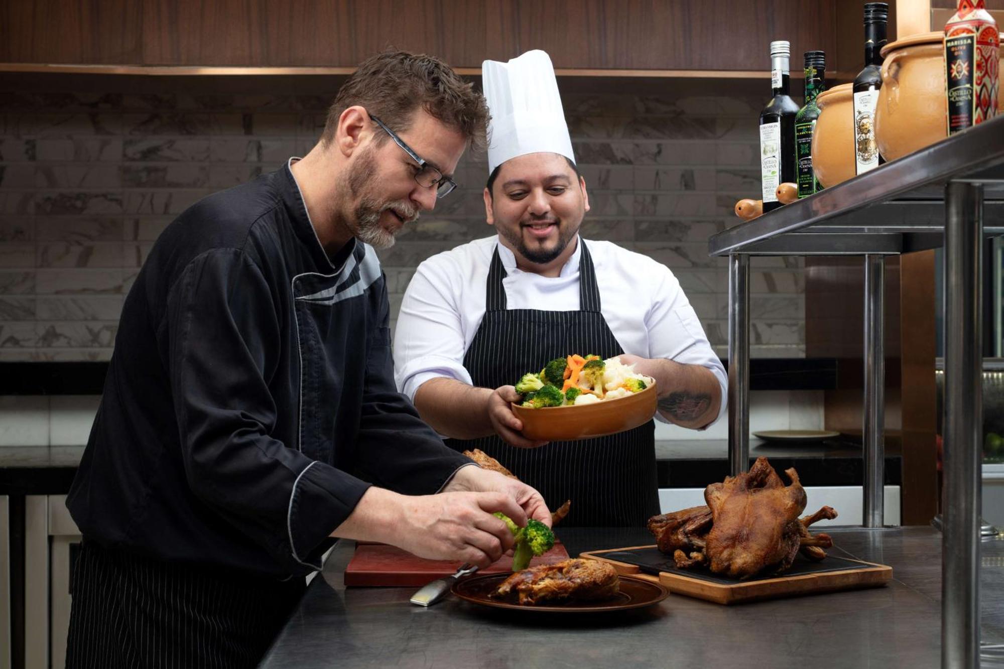 Hyatt Regency Riyadh Olaya Extérieur photo Chef de cuisine (left) and sous-chef (right)
