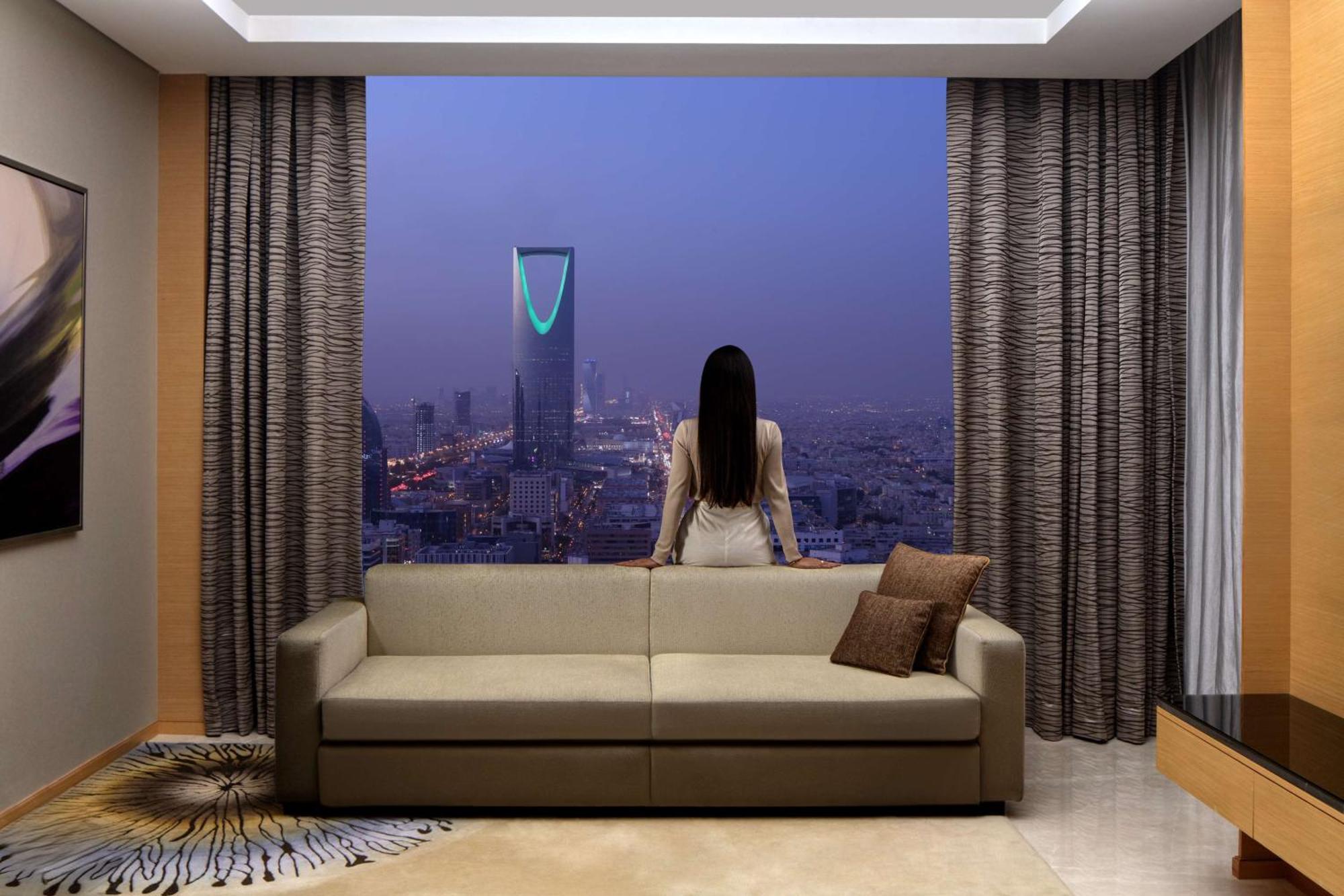 Hyatt Regency Riyadh Olaya Extérieur photo A view of the Kingdom Centre from a suite