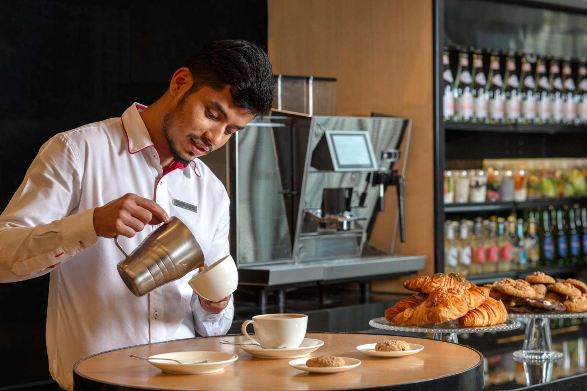 Hyatt Regency Riyadh Olaya Extérieur photo A barista at work