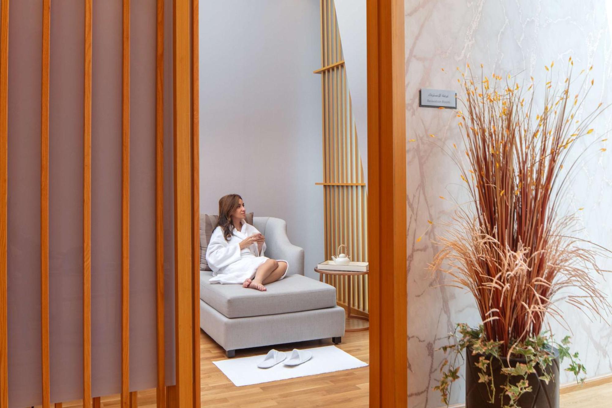 Hyatt Regency Riyadh Olaya Extérieur photo A woman relaxing in a spa