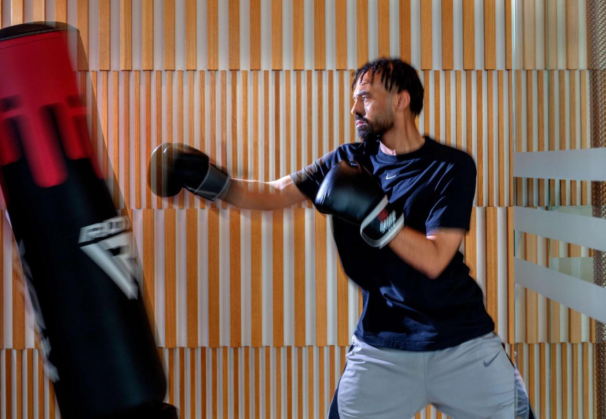 Hyatt Regency Riyadh Olaya Extérieur photo A boxer training with a heavy bag