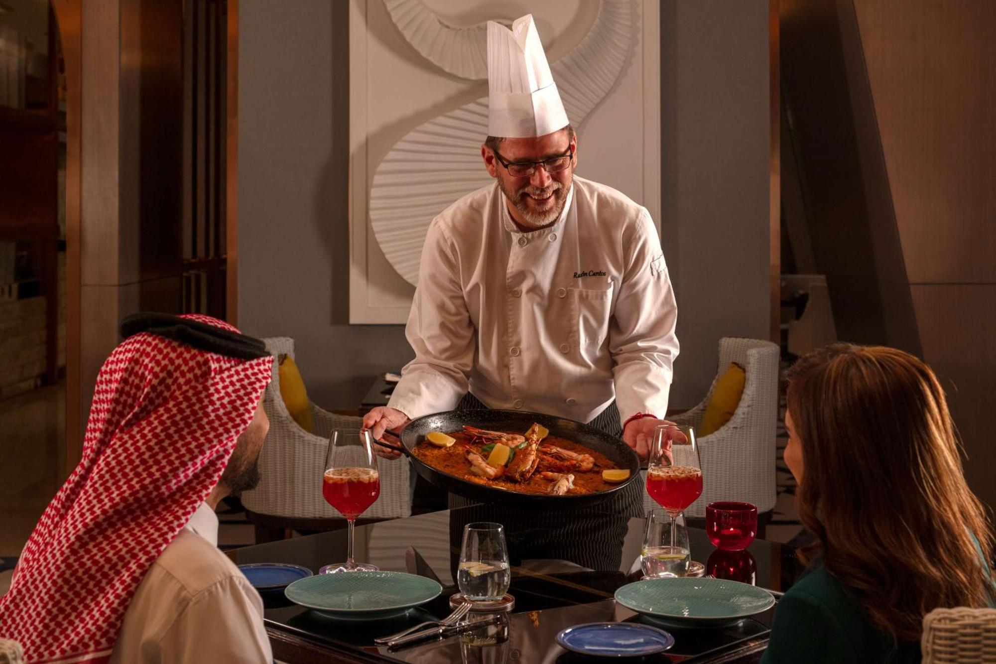 Hyatt Regency Riyadh Olaya Extérieur photo A chef serving food