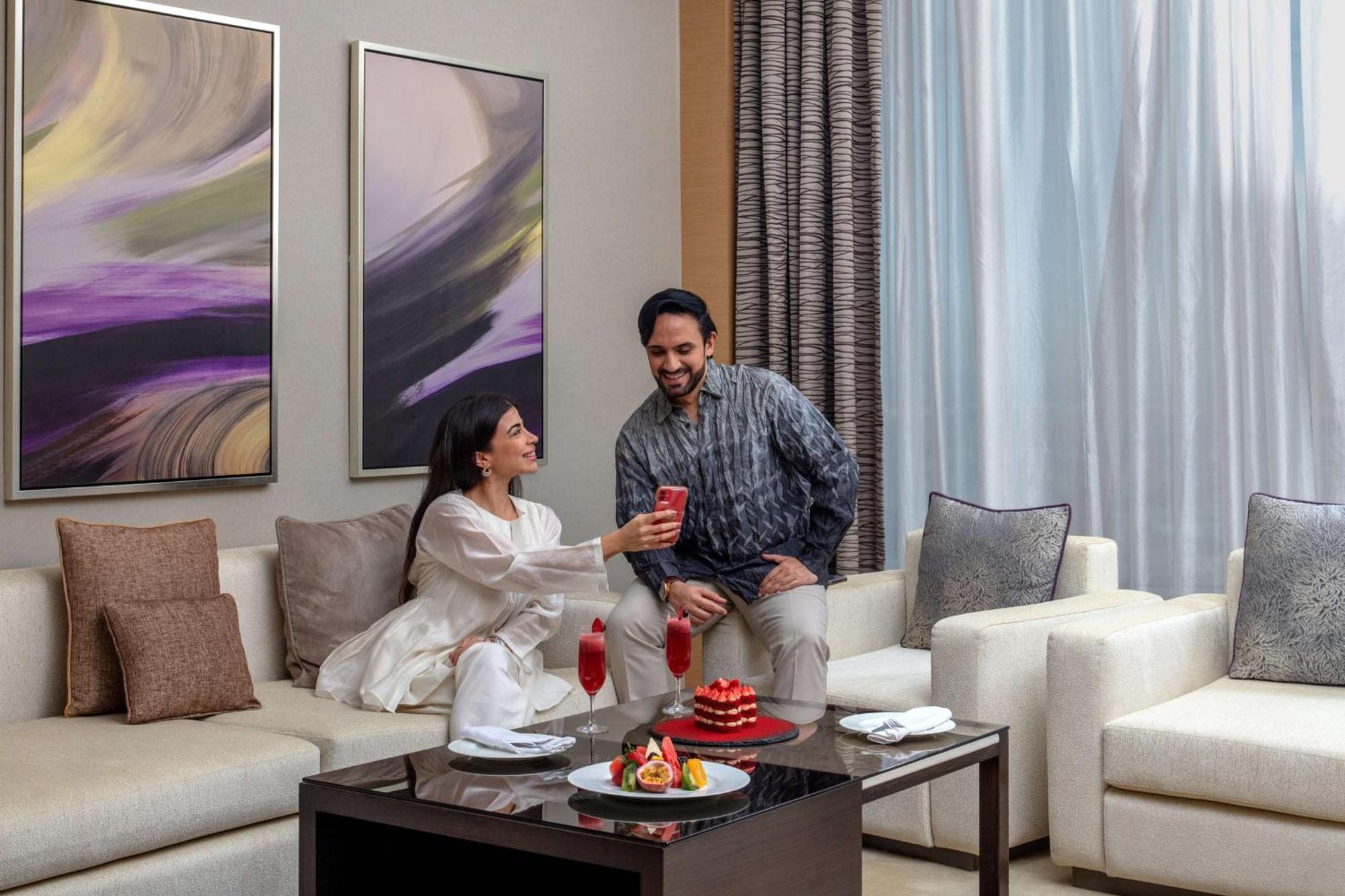 Hyatt Regency Riyadh Olaya Extérieur photo A couple in a living room