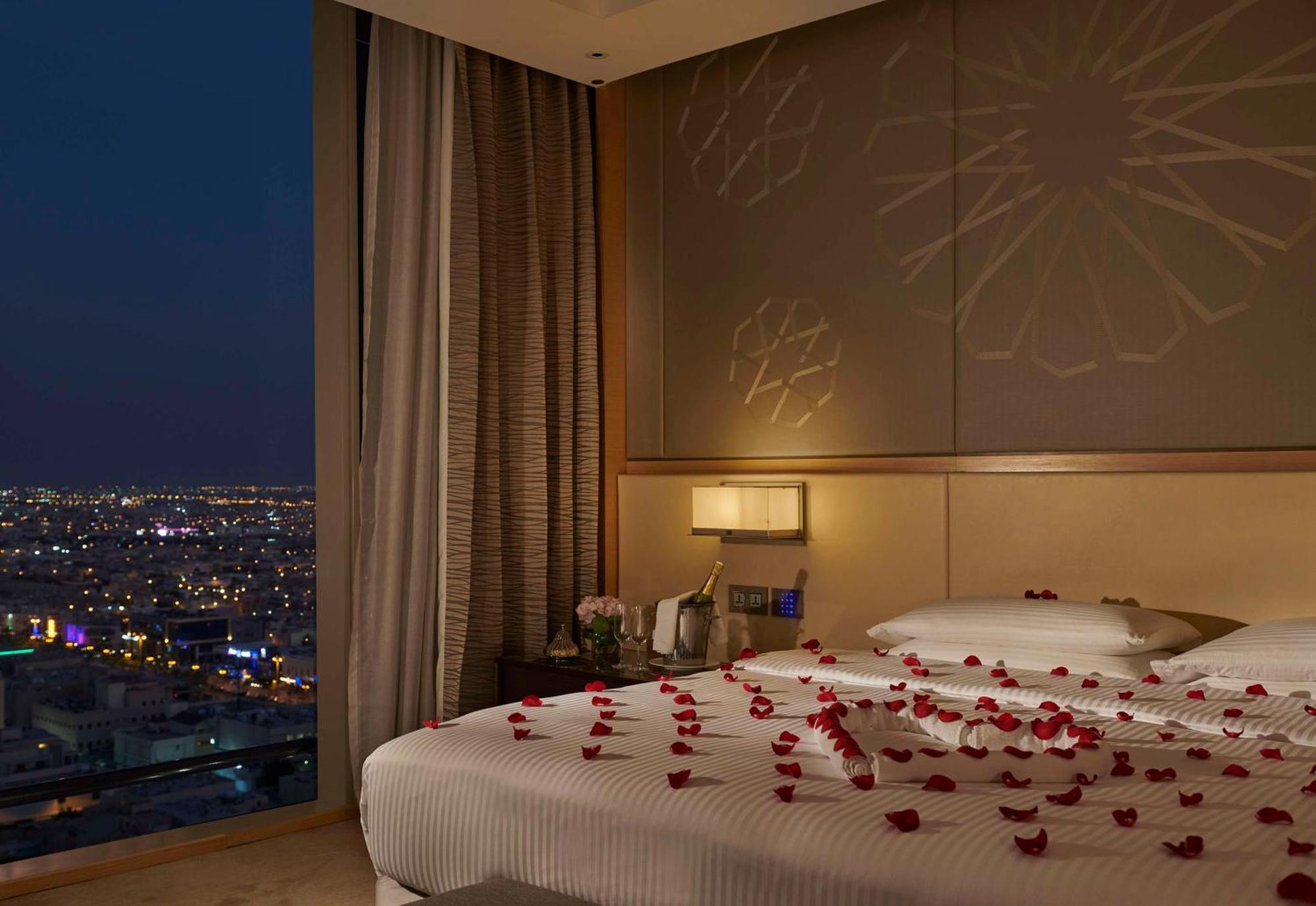 Hyatt Regency Riyadh Olaya Extérieur photo A bedroom at the hotel