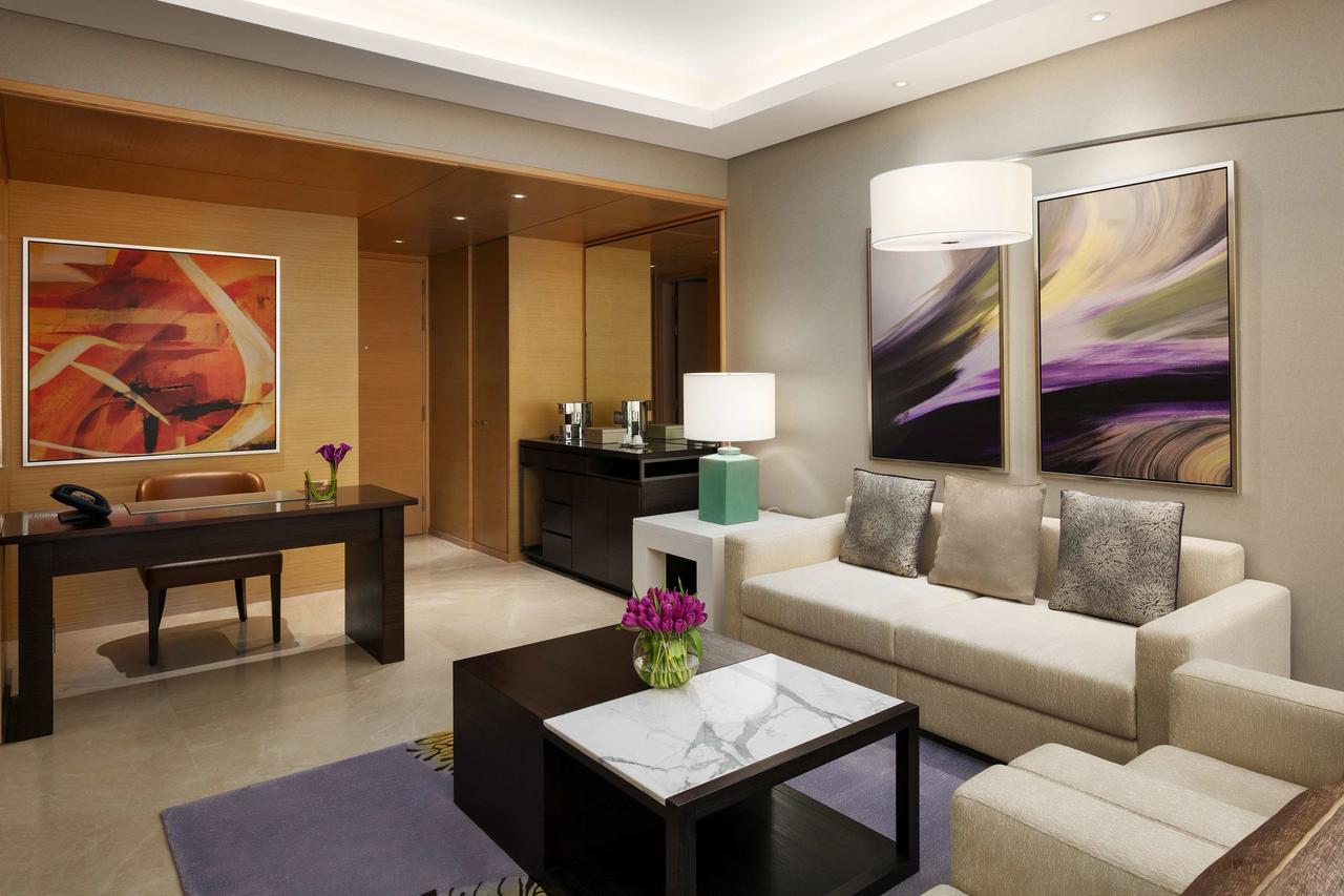 Hyatt Regency Riyadh Olaya Extérieur photo A living room in a suite at the Ritz-Carlton, Dubai